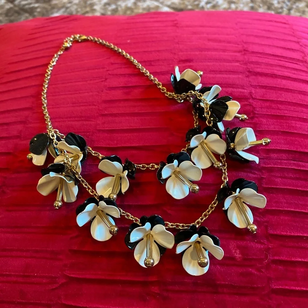 NECKLACE black/ white flowers